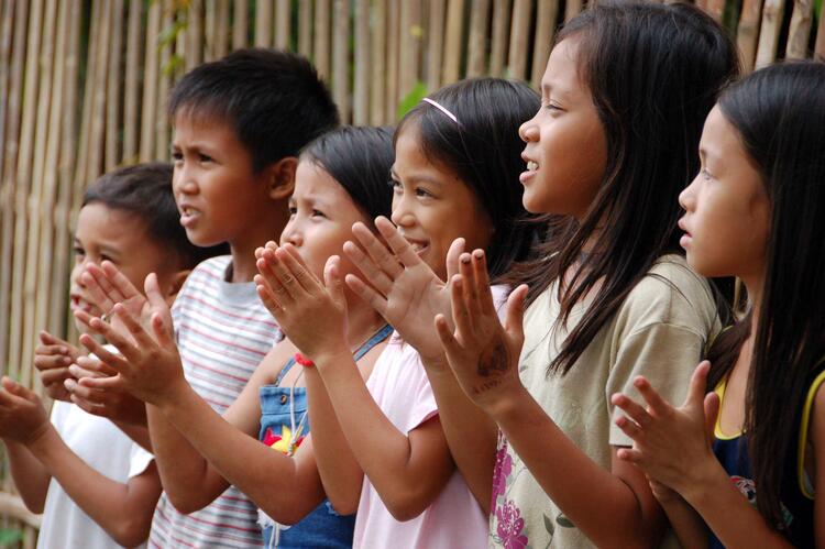 line of kids clapping