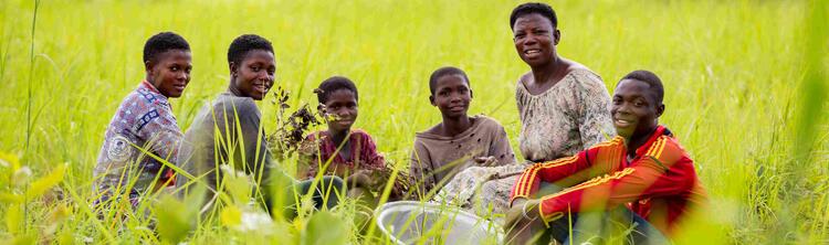 family of 6 sitting in grass